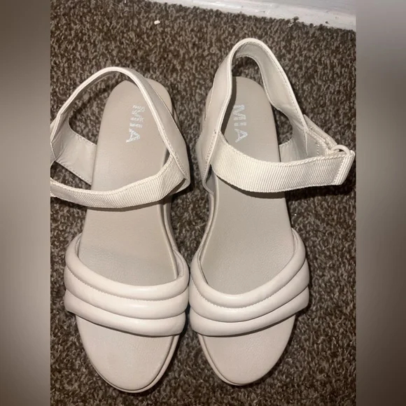 MIA Cream Platform Sandals - Picture 3 of 4